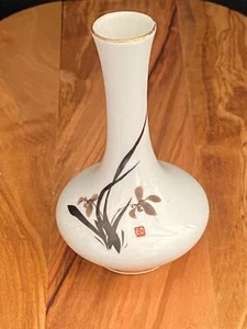 Jarrón de porcelana china en miniatura con adornos dorados de 4" de alto - Imagen 1 de 3