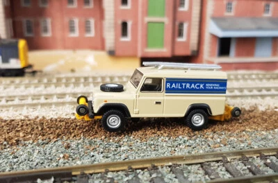 Land Rover Defender 110 Railtrack Railway Railer Repair 1:76 OO/00 Gauge Model - Image 1 of 3