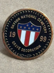 Dayton National Cemetery 1999 Solapa Pin Insignia Sombrero Chaqueta Chaleco K544 - Imagen 1 de 2