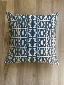 Crate & Barrel Seneca Kissen 18x18 blau bestickt mit Kiste & Fasseinsatz - Bild 1 von 8