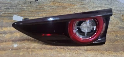 MAZDA 3 2019-2023 luz trasera interior lado del pasajero LED usada OEM *DC9135 Foto 1 de 4