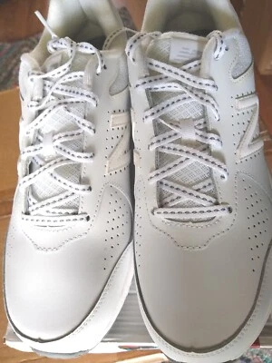 New (11M) New Balance 411WT2, Zapatilla para Caminar, Blanco/Gris, Para Mujer  Foto 1 de 4