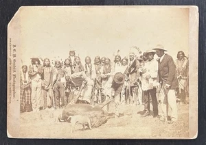 1888 TRIBU SIOUX Y AGENTE INDIO por J.C.H. GRABILL - DEADWOOD, DAKOTA del Sur - Imagen 1 de 6