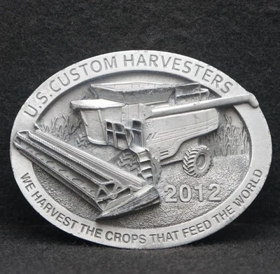 WD09126 VINTAGE 2012 COSECHADORAS PERSONALIZADAS EE. UU. CULTIVOS QUE ALIMENTAN AL MUNDO HEBILLA DE CINTURÓN Foto 1 de 2