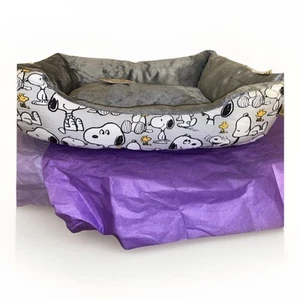 Peanuts Cozy Pet Bed - Picture 1 of 11