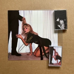 Sabrina Carpenter - Man's Best Friend UK Cassette Bundle + SIGNED 12" Art Card - Picture 1 of 6