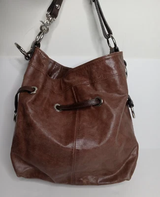 Сумочка TANO из глазурованной кожи, коричневая, большой размер, металлическая фурнитура - Изображение 1 из 4