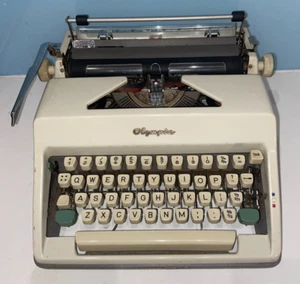 Vintage Olympia SM9 tragbare Schreibmaschine mit Koffer Typewriter deutsch - Bild 1 von 8