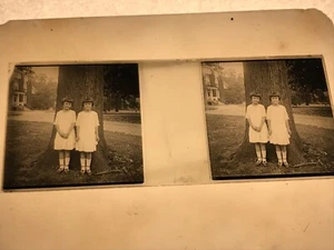 L1-18 ILFORD ALPHA LATERNE TELLER / DIA - ZWEI JUNGE MÄDCHEN AM BAUM 1925 - ZWILLINGE? - Bild 1 von 2