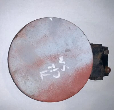 Porta de combustível de um Citroen SM 1971. —B— - Imagem 1 de 4