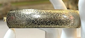 Vintage Armreif Reptilienhaut strukturiert goldfarben aufklappbar - Bild 1 von 6