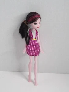 Muñeca Monster High Draculaura con vestido corazón rosa - Imagen 1 de 3