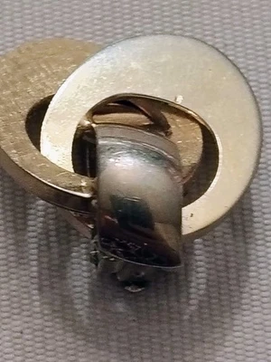 Pendientes de Clip Círculo Entrelazado Tono Dorado Marvella Mediados de Siglo Modernos De Colección Foto 1 de 4