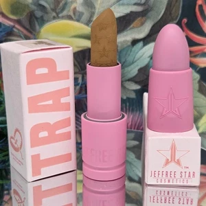 Lápiz labial Jeffree Star Velvet Trap Bullet - Gardening Hoe NUEVO - Imagen 1 de 11