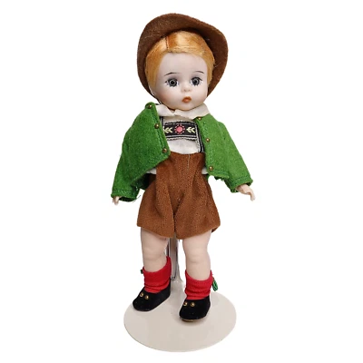 Muñeca tirolesa Madame Alexander de 1980 con sombrero de plumas sobre soporte 8 pulgadas Foto 1 de 4