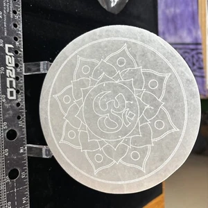 5 1/2" Selenit Ladeplatte/Gitter mit Ohm Blüte  - Bild 1 von 6