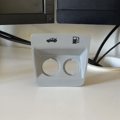 Lincoln LS Trunk Fuel/Gas Tank Door Switch Bezel 6S 2003-2006 - Image 1 of 4