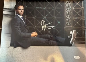 Signiertes Patrick J. Adams 11x14 Foto JSA zertifizierte Anzüge - Bild 1 von 5