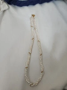 Collar vintage de perlas de agua dulce retorcidas de doble hilo de Avon y cuentas de oro  - Imagen 1 de 2