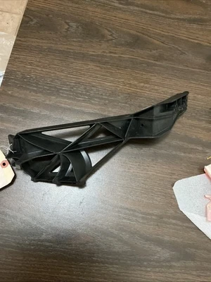 08-10 DODGE GRAND CARAVAN RIGHT SIDE FRONT FENDER CARRIER MOUNTING BRACKET MOPAR Foto 1 de 4