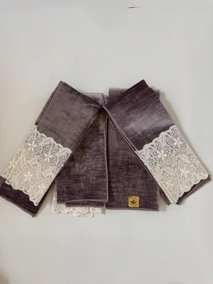 Juego de 4 manteles individuales de encaje de terciopelo púrpura - Colección Austin Horn Foto 1 de 4