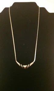 Collar babero y cadena serpiente vintage Avon tono dorado con detalle negro 46 cm de longitud - Imagen 1 de 7