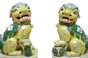 A PAIR OF ANTIQUE CHINESE FAMILLE VERTE PORCELAIN BUDDHIST LIONS FOO DOGS - Picture 1 of 6