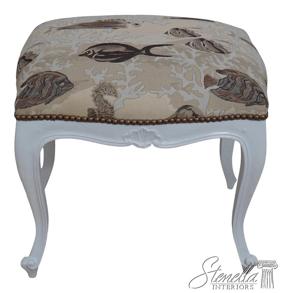 66109EC: Taburete u otomano francés recién tapizado con estampado de peces Foto 1 de 4