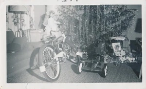 Schnappschuss Vintage Foto Weihnachten Weihnachtsbaum Spielzeug Fahrrad Dreirad Puppenwagen - Bild 1 von 13
