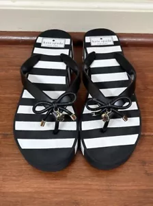 Sandali infradito Kate Spade Rhett zeppa taglia 8M nero bianco righe retrò - Foto 1 di 9