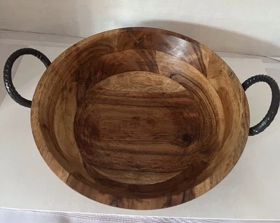 Cuenco de madera con asas de metal negro. Hecho en India, 11"" Foto 1 de 4