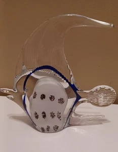 Kunstglas Engel Fisch weiß marineblau 7" breit 6,5" hoch Maritim Ozean Strand - Bild 1 von 2