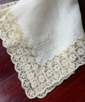 DENTELLE ANCIENNE - MOUCHOIR brodé -Valenciennes aux fuseaux - fin XIXème - Photo 1/4