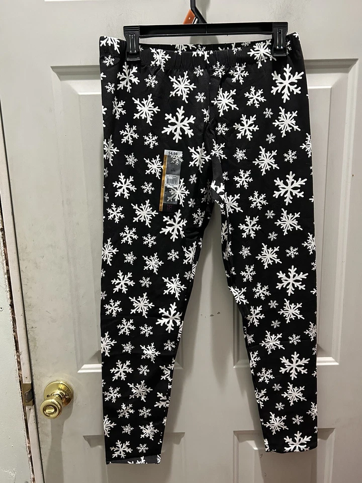NOBO No Boundaries Junior size L. Black white snowflake Christmas ankle legging