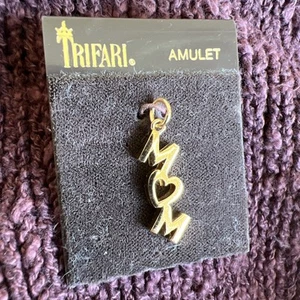 NEW Vintage Trifari AMULET Gold Tone “MOM” charm Mom With Heart On Card NOS - Picture 1 of 6