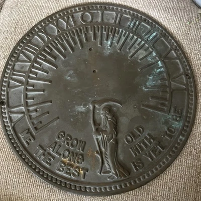 Antiguo reloj de sol de bronce “Gendruce conmigo lo mejor está por ser” 11 1/4” Foto 1 de 4