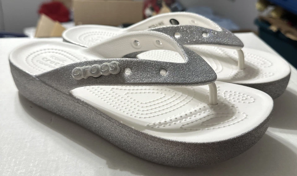Sandalias Crocs Plataforma Chanclas Para Mujer Talla 9 Blanco Plata Brillo Nuevas Sin Etiquetas Foto 1 de 4