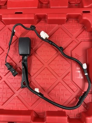 2013 - 2018 TOYOTA RAV4 FRONT LEFT SIDE SEAT BELT SEATBELT BUCKLE OEM - Image 1 of 4