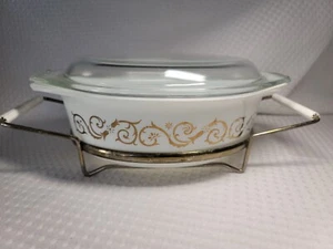 VTG Pyrex EMPIRE SCROLL 1  1/2 Qt Oval Casserole With Clear Pyrex Lid and cradle - Picture 1 of 3