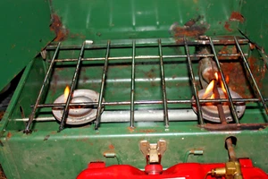 Vintage 1982 Coleman 425F 2 Burner Compact Camp Stove USA Liquid Gas Working - Picture 1 of 16