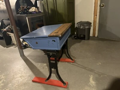 Escritorio escolar infantil antiguo vintage de madera maciza  Foto 1 de 4