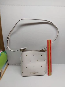 Kate Spade Darcy kleine Bucket Bag. Nieten Creme. Neu mit Etikett. Einzelhandel 389 $ - Bild 1 von 15