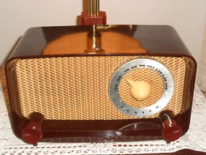 ZENITH TUBE RADIO MID CENTURY MODERN VINTAGE BAKELITE SERVICED! WORKS W/ISSUE! - Picture 1 of 17