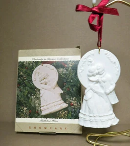 1993 Hallmark Keepsake Ornament MISTLETOE KISS Portraits Bisque Collection NIB - Imagen 1 de 4