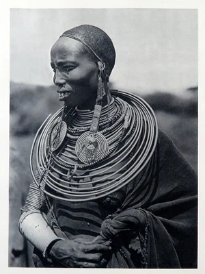 Mujer Massai con adornos de latón, 1930 África fotograbado impresión vintage Foto 1 de 3