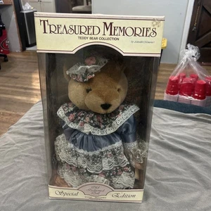 Teddybär - Treasured Memories Teddy Bear Collection Kleid blau geblümt - Bild 1 von 10