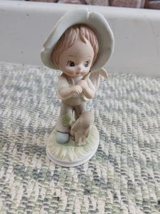 Hermosa estatuilla Lefton China niño pequeño con conejito - Imagen 1 de 8