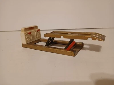 Vintage Matchbox  1970 Diecast Gold Castrol Service Ramp Lift No A-1 - Image 1 of 4