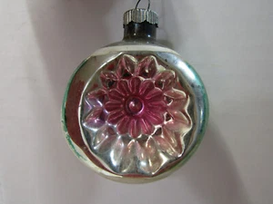 A-4 VTG. GREEN GLASS FLOWER INDENT ORNAMENT CHRISTMAS TREE HOLIDAY DECORATION - Picture 1 of 2