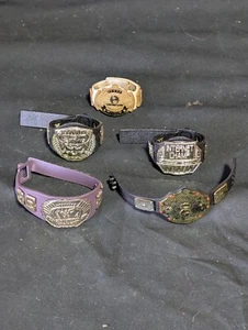 WWE Lotto di 5 Action Figure Championship Belts Wrestling WWF Jakks Pacific - Foto 1 di 9